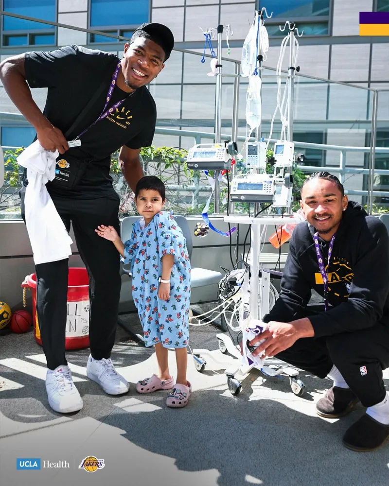 世界杯比赛数据统计-社区关怀！东詹率全队到医院看望病患，湖人官方分享现场照