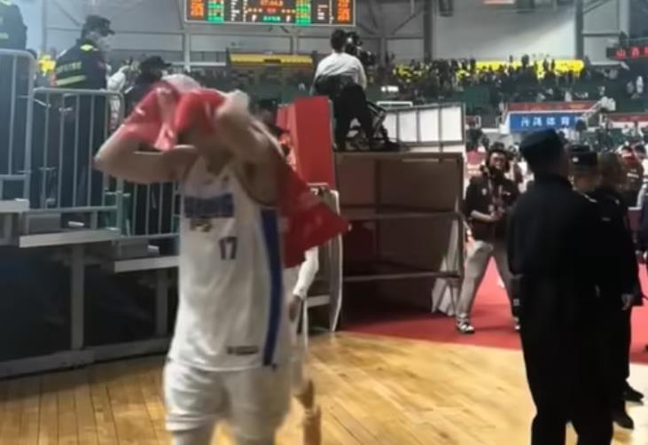世界杯射手榜-山西队主场太荒唐！首钢队客场赢球，陈盈骏被吐口水