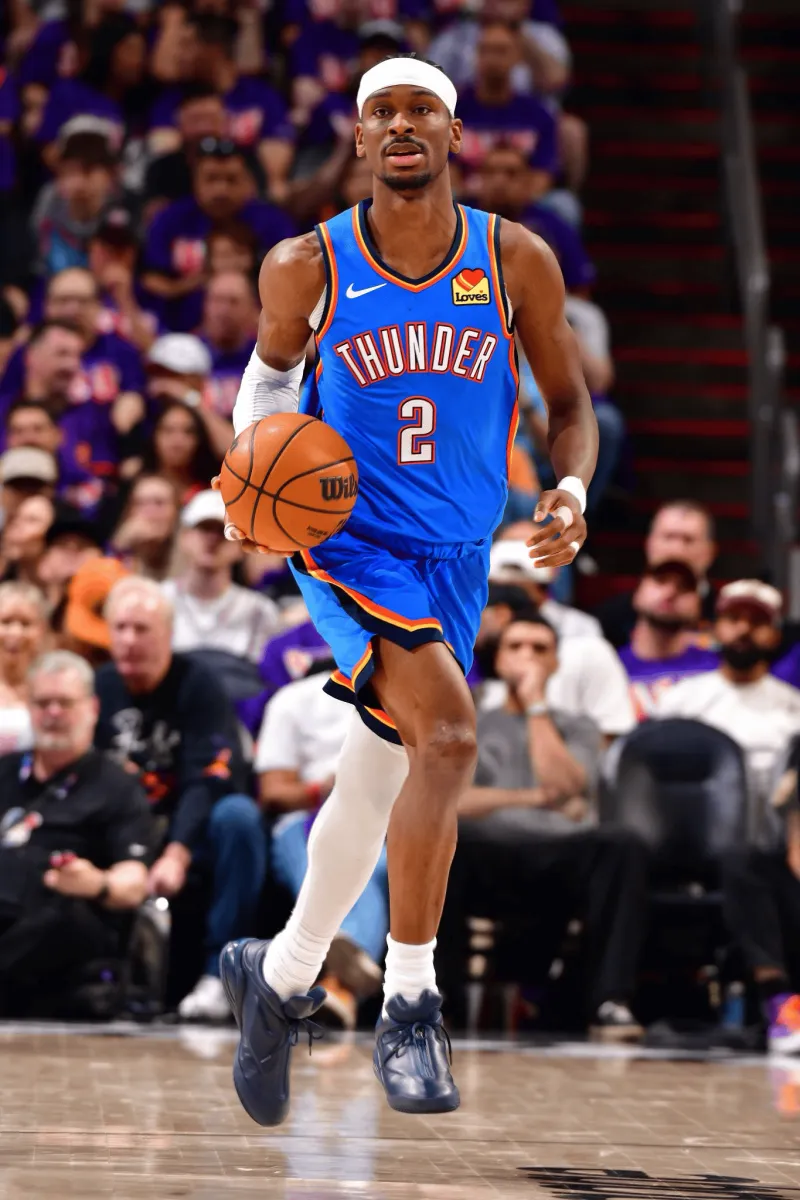 亚历山大穿着墨蓝色Shai001，砍下42分4篮板8助攻1抢断