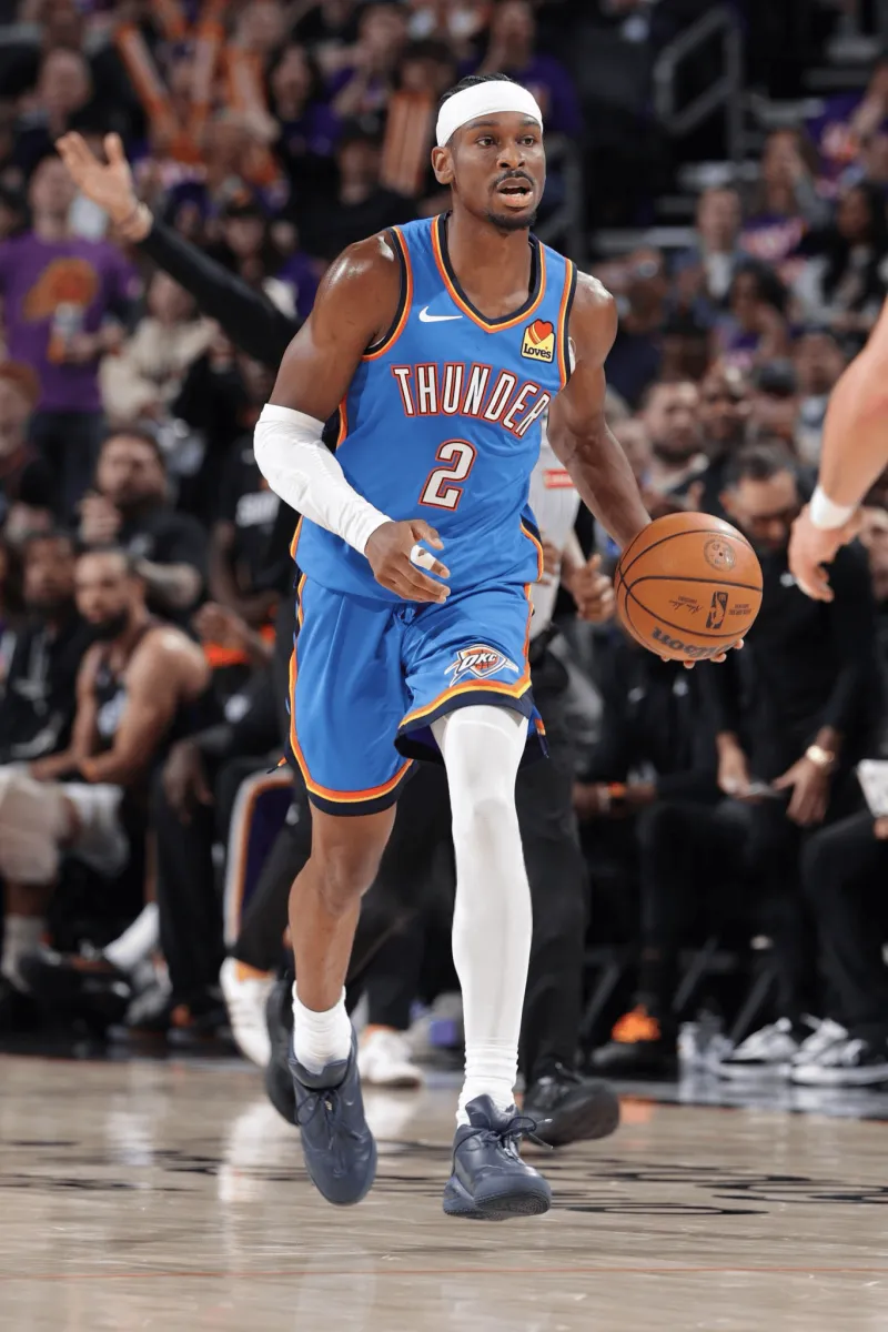 亚历山大穿着墨蓝色Shai001，砍下42分4篮板8助攻1抢断