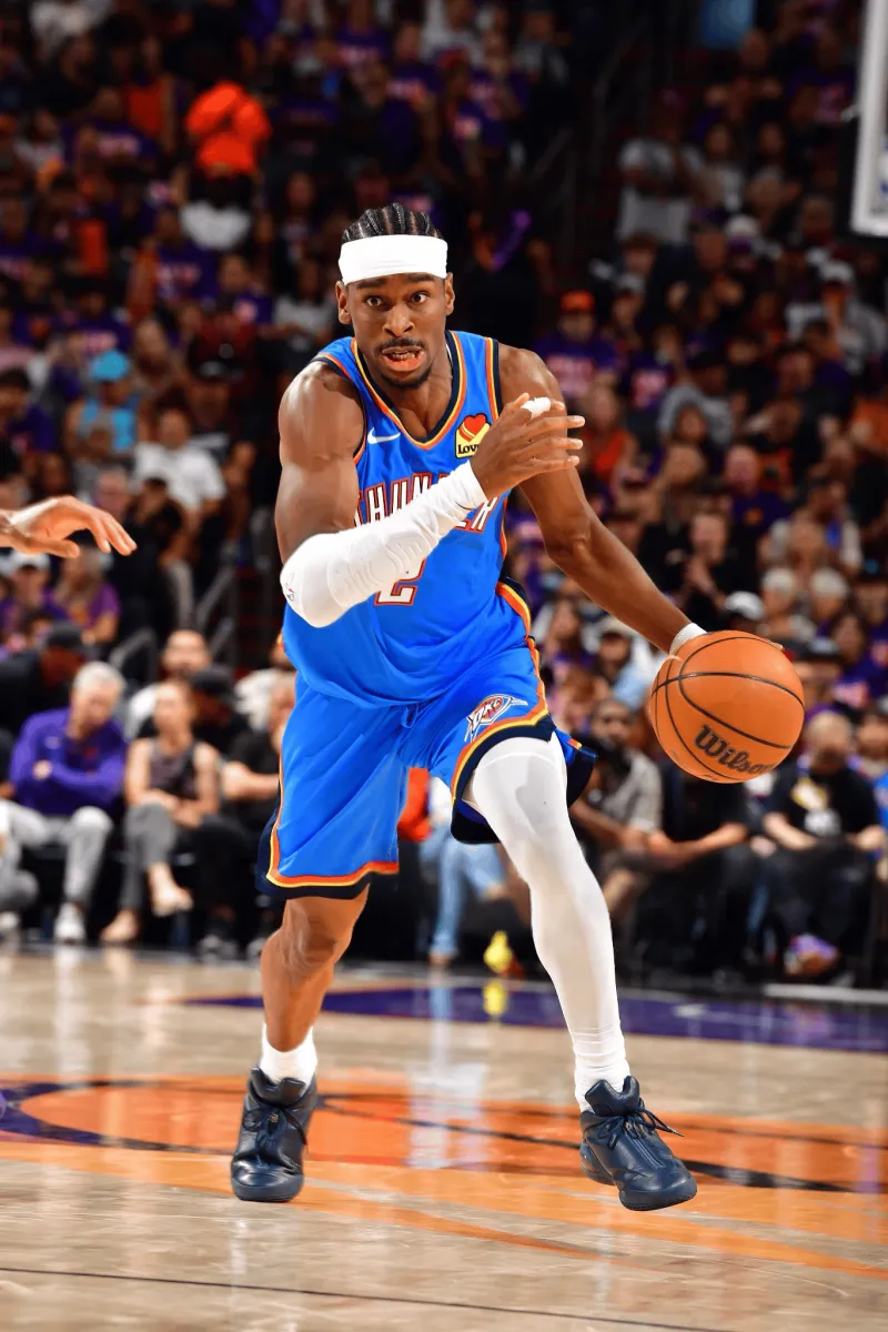 亚历山大穿着墨蓝色Shai001，砍下42分4篮板8助攻1抢断