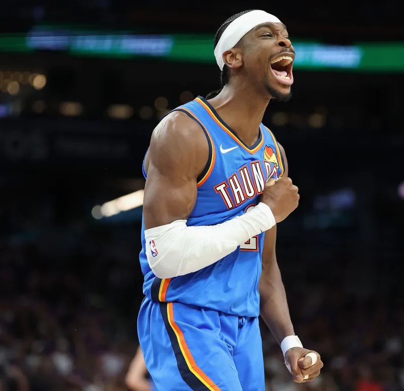 亚历山大穿着墨蓝色Shai001，砍下42分4篮板8助攻1抢断