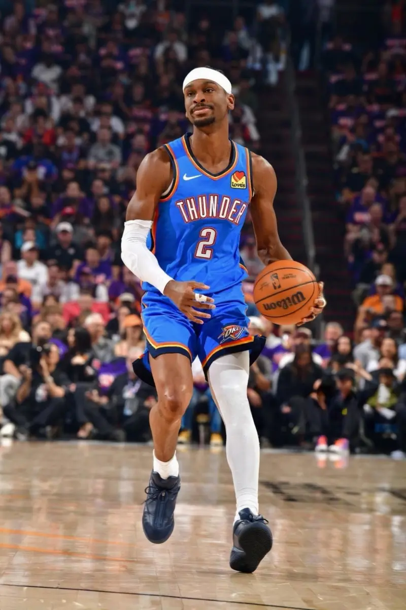 亚历山大穿着墨蓝色Shai001，砍下42分4篮板8助攻1抢断