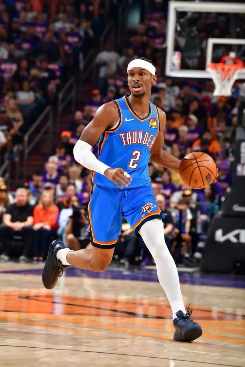 亚历山大穿着墨蓝色Shai001，砍下42分4篮板8助攻1抢断